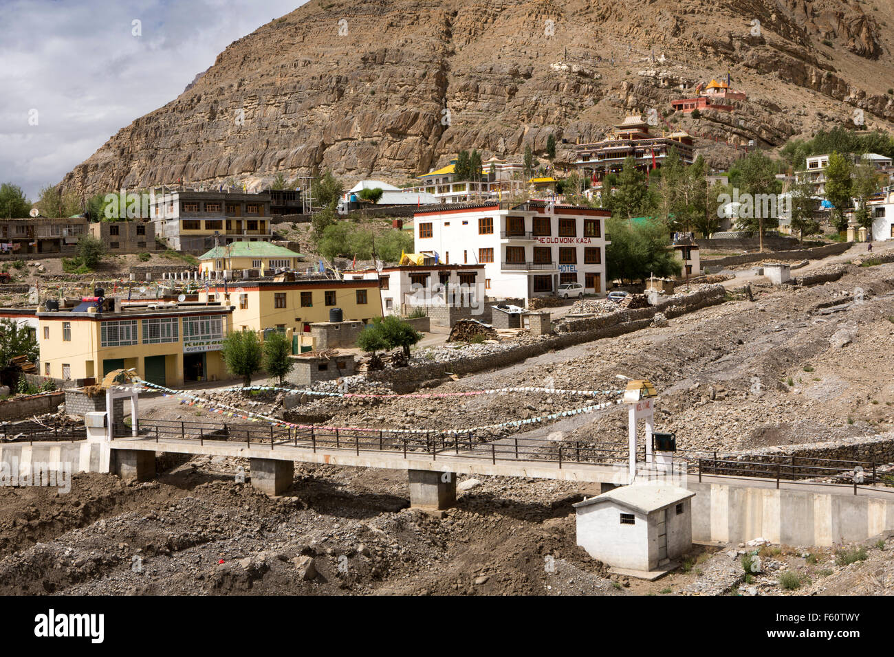 Indien, Himachal Pradesh, Spiti, Kaza, Old Monk Hotel in der Nähe von niedrigeren Fußgängerbrücke über nullah Stockfoto