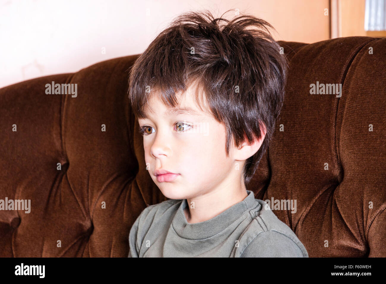 Braunhaarige Kaukasier Kind Junge 6 8 Jahre Alt Kopf Geschossen Innenraum Das Sitzen Auf Einem Sofa Traurig Einsam Elend Ausdruck Weinen Kein Auge Kontakt Stockfotografie Alamy