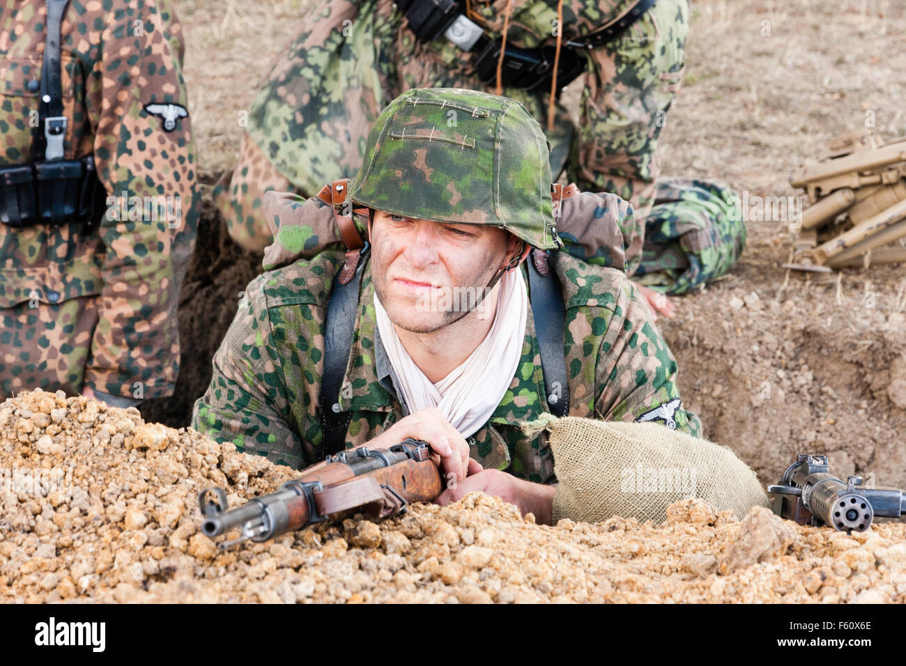 Zweiter WeltkriegReEnactment. Deutsche Wehrmacht Soldat im Graben mit