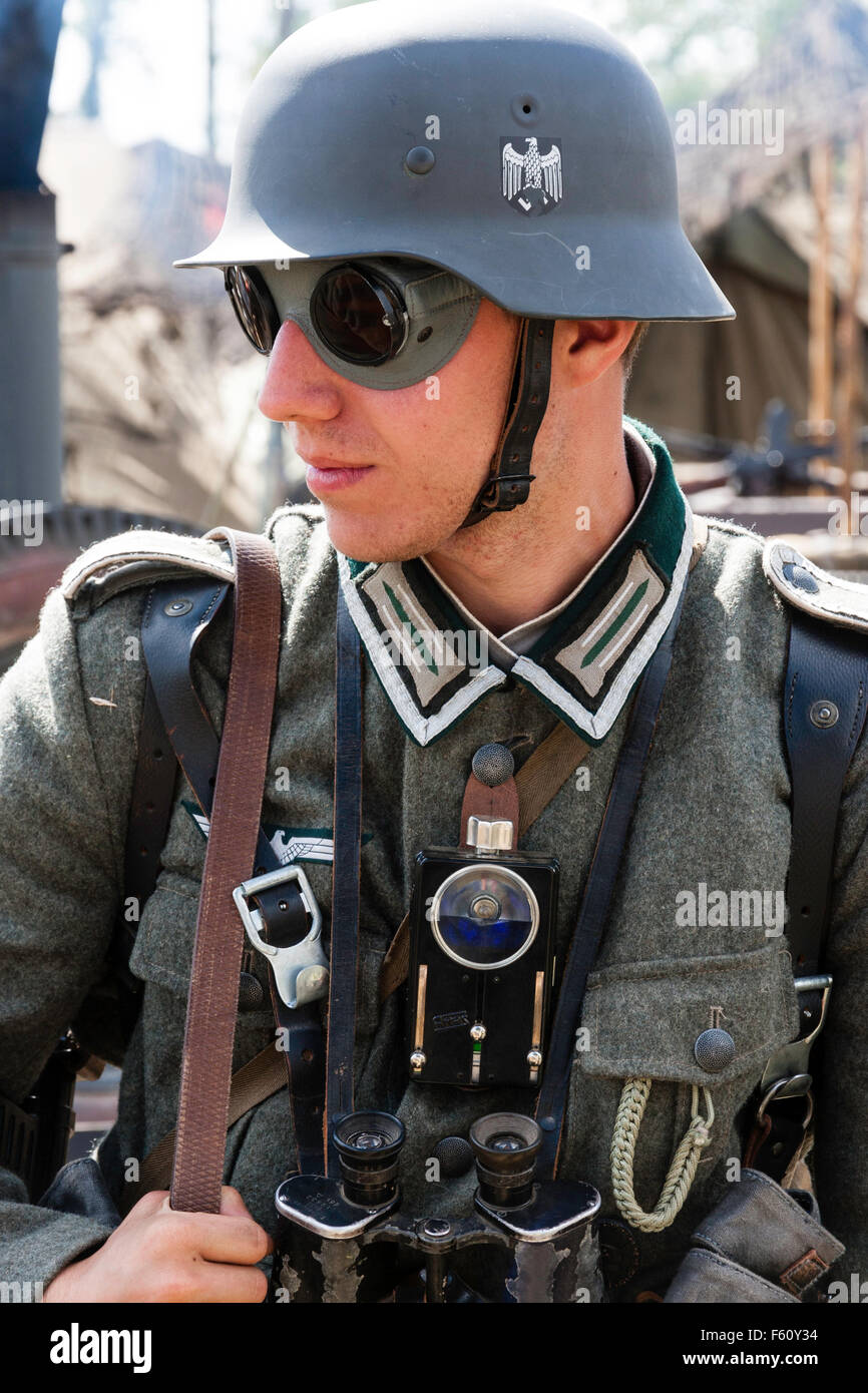 Zweiten Weltkrieg Re-enactment. Porträt des deutschen Soldaten, Kopf von Seite zu Gesicht. Trägt eine Brille und hat Fackel hängen von Kragen. Stockfoto