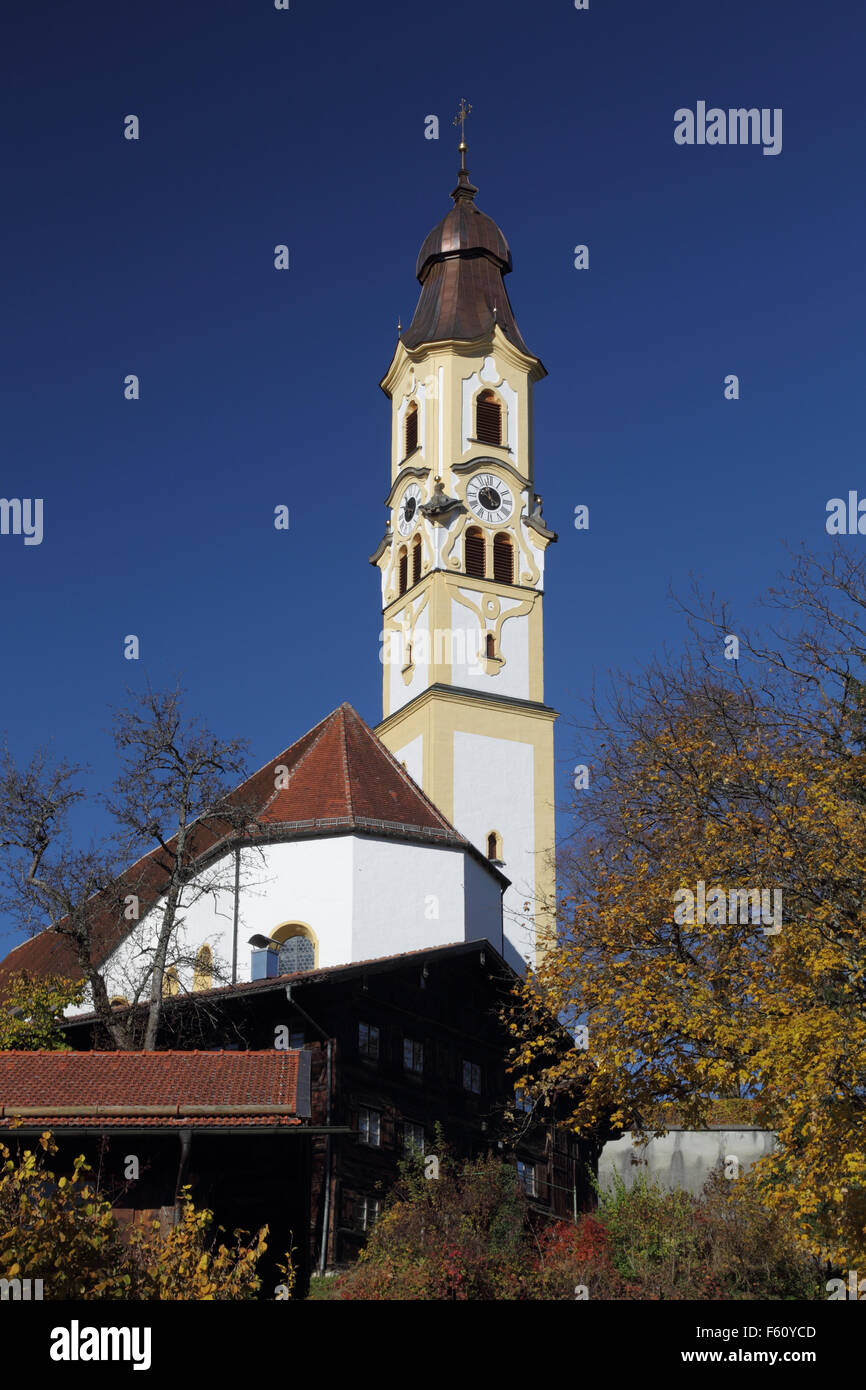 Kirche St. Nikolaus in Pfronten, Bayern, Deutschland in schönstem Herbstwetter. Stockfoto