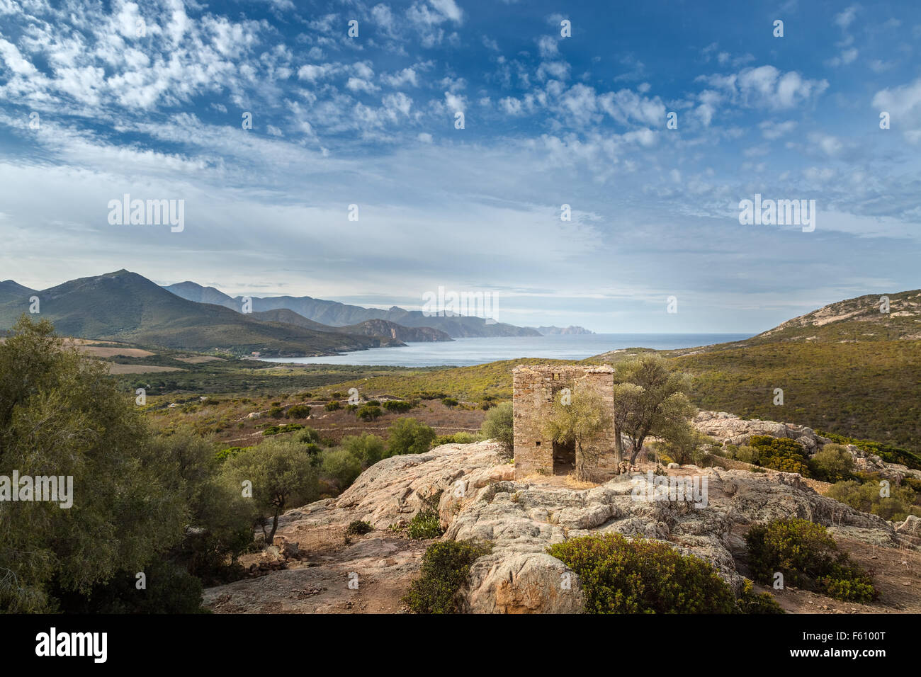 Ansicht des verfallenen Gebäude auf Felsvorsprung und die Küste von Korsika, entnommen aus einem verfallenen Schloss Stockfoto