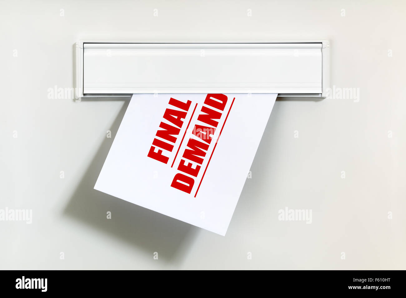 Endnachfrage bemerken auf Buchstaben durch ein Briefkasten-Konzept für unbezahlte Rechnung, verspätete Zahlung und Rückzahlung finanzieller Stockfoto