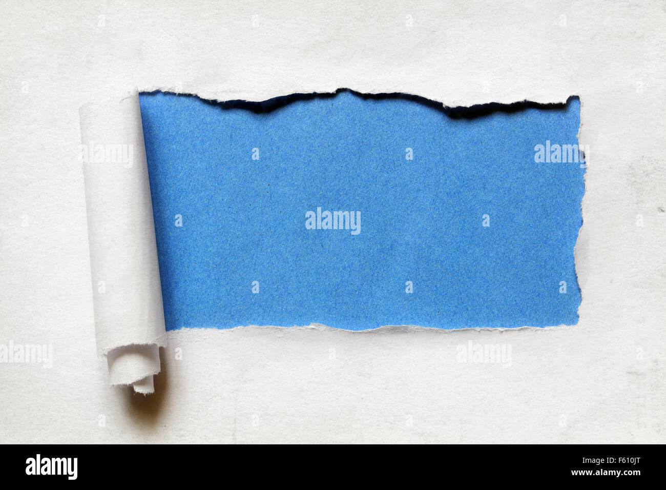 Zerrissenes Papier über einen leeren blauen Hintergrund für Nachricht Stockfoto