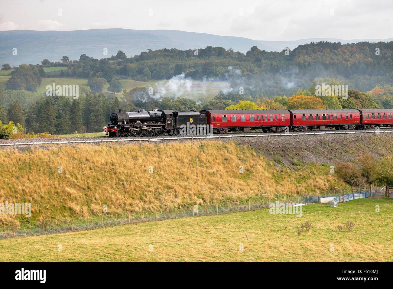 Dampf-Lokomotive LMS Jubilee Klasse Leander 45690 auf der Settle Carlisle Eisenbahnlinie in der Nähe von Lazonby, Eden Valley, Cumbria, Engl Stockfoto