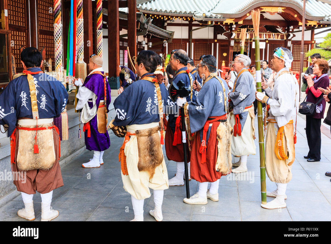 Japan, Nishinomiya, Mondo Yakuji Tempel. Gruppe von Priestern tragen Yamabushi (Krieger, Mönch), Kostüme, beten mit Kopf Priester an Temple Hall. Stockfoto