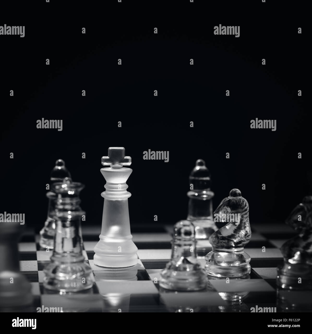 Schachspiel mit Schachmatt Konzept für gewinnen, Geschäftsstrategie, Wettbewerb und Erfolg Stockfoto