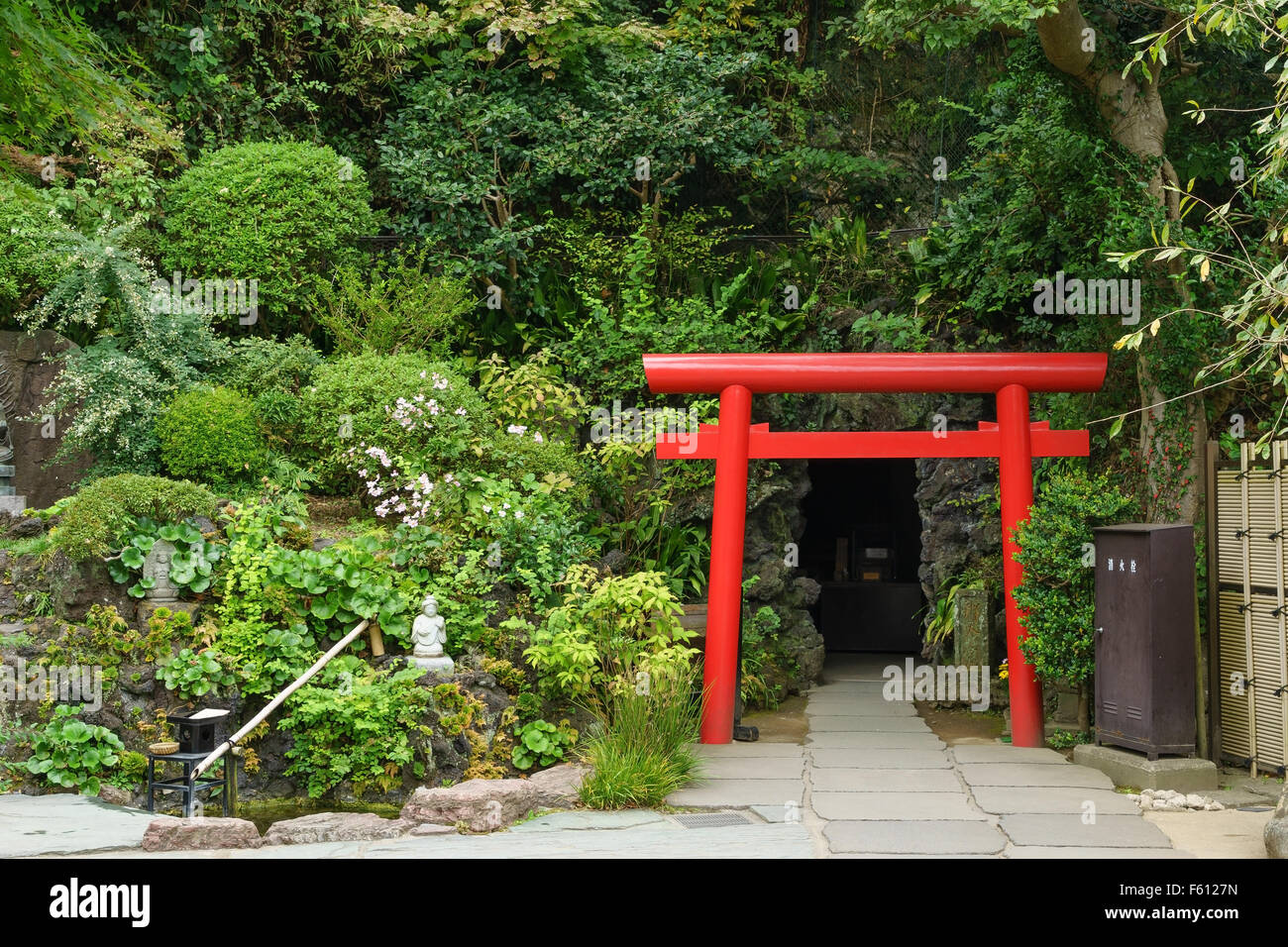 Eine traditionelle rote Tori Tor in einem Garten in Japan. Stockfoto