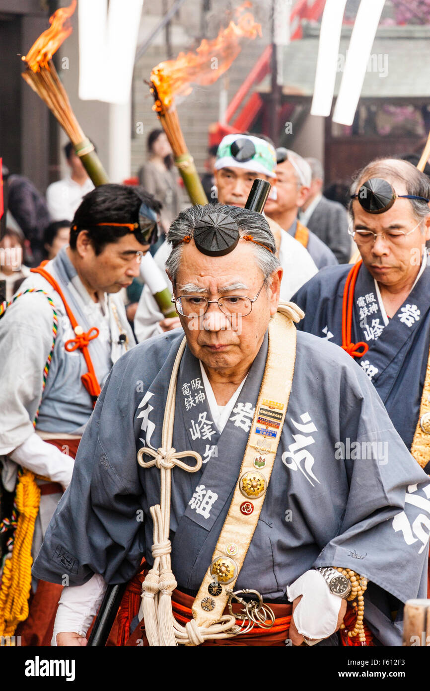 Japan, Nishinomiya, Mondo Yakuji Tempel. Nahaufnahme der Besitz der Priester tragen Yamabushi (Krieger, Mönch), Kostüm wandern in Zeile Stockfoto