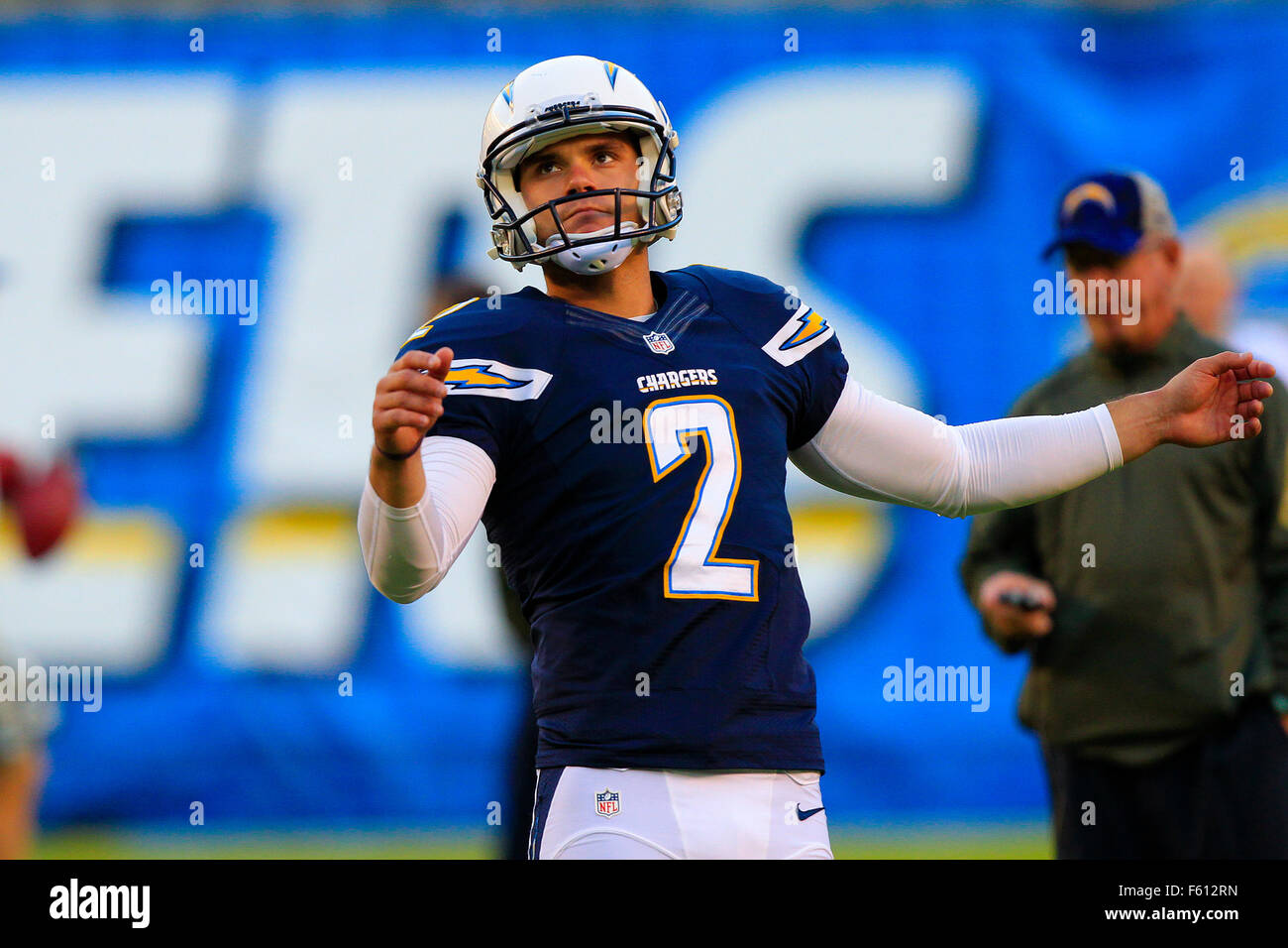 San Diego, CA, USA. 9. November 2015. SAN DIEGO, CA-9. NOVEMBER 2015:. | Ladegeräte vs. Bären. Ladegeräte Josh Lambo erwärmt sich mit ein paar Fieldgoal Kicks vor dem Start des Spiels gegen die Chicago Bears im Qualcomm Stadium in San Diego. © Nelvin C. Cepeda/U-T San Diego/ZUMA Draht/Alamy Live-Nachrichten Stockfoto