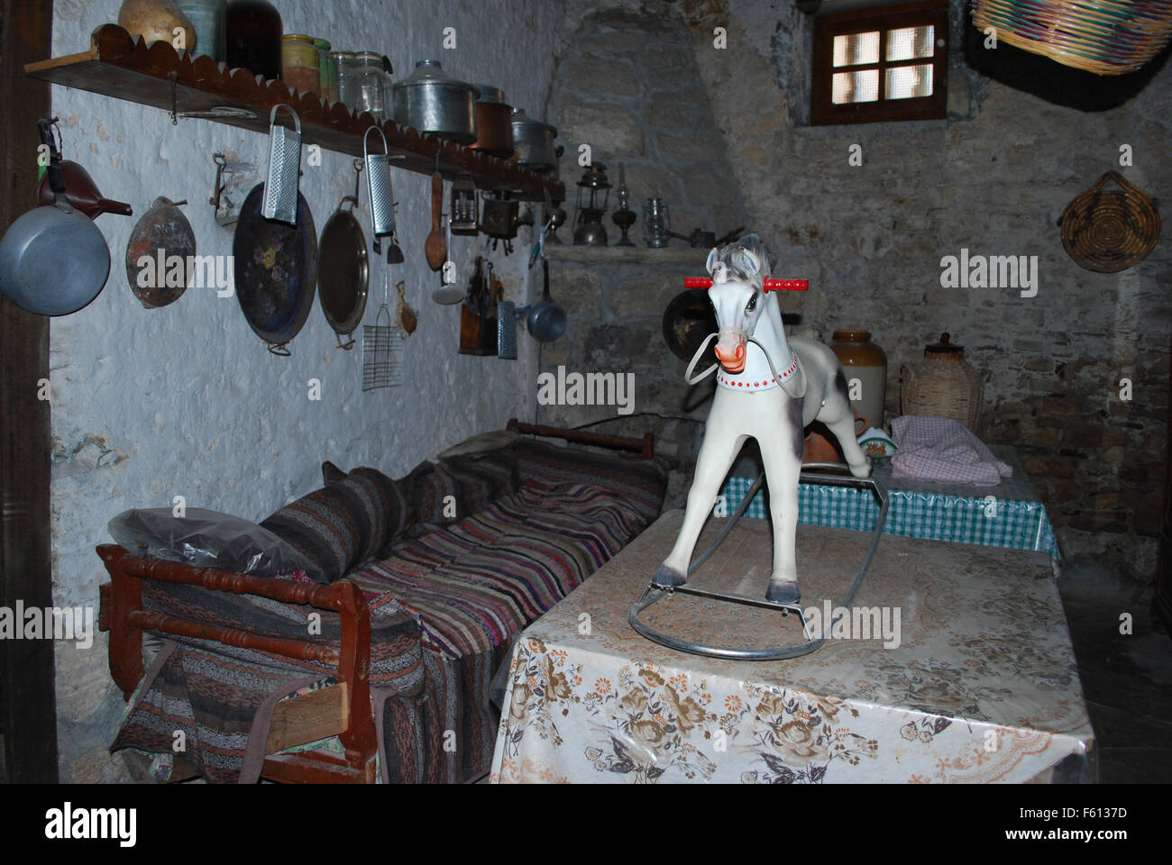 Ein Schaukelpferd und andere Antiquitäten in ein privates Museum, Omodos, Zypern Stockfoto