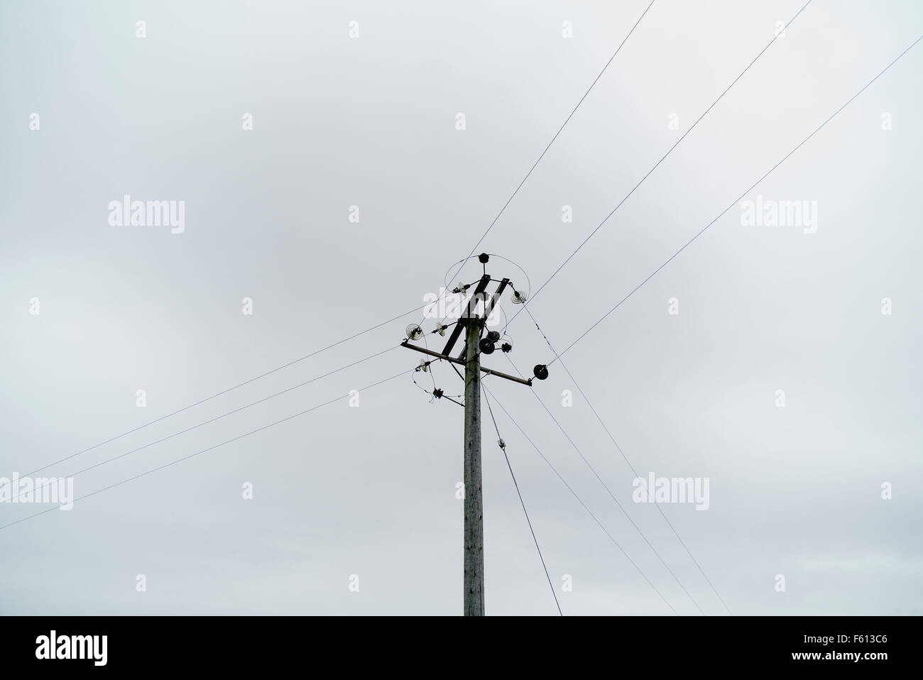 Obenliegenden Stromleitungen macht und pole Stockfoto