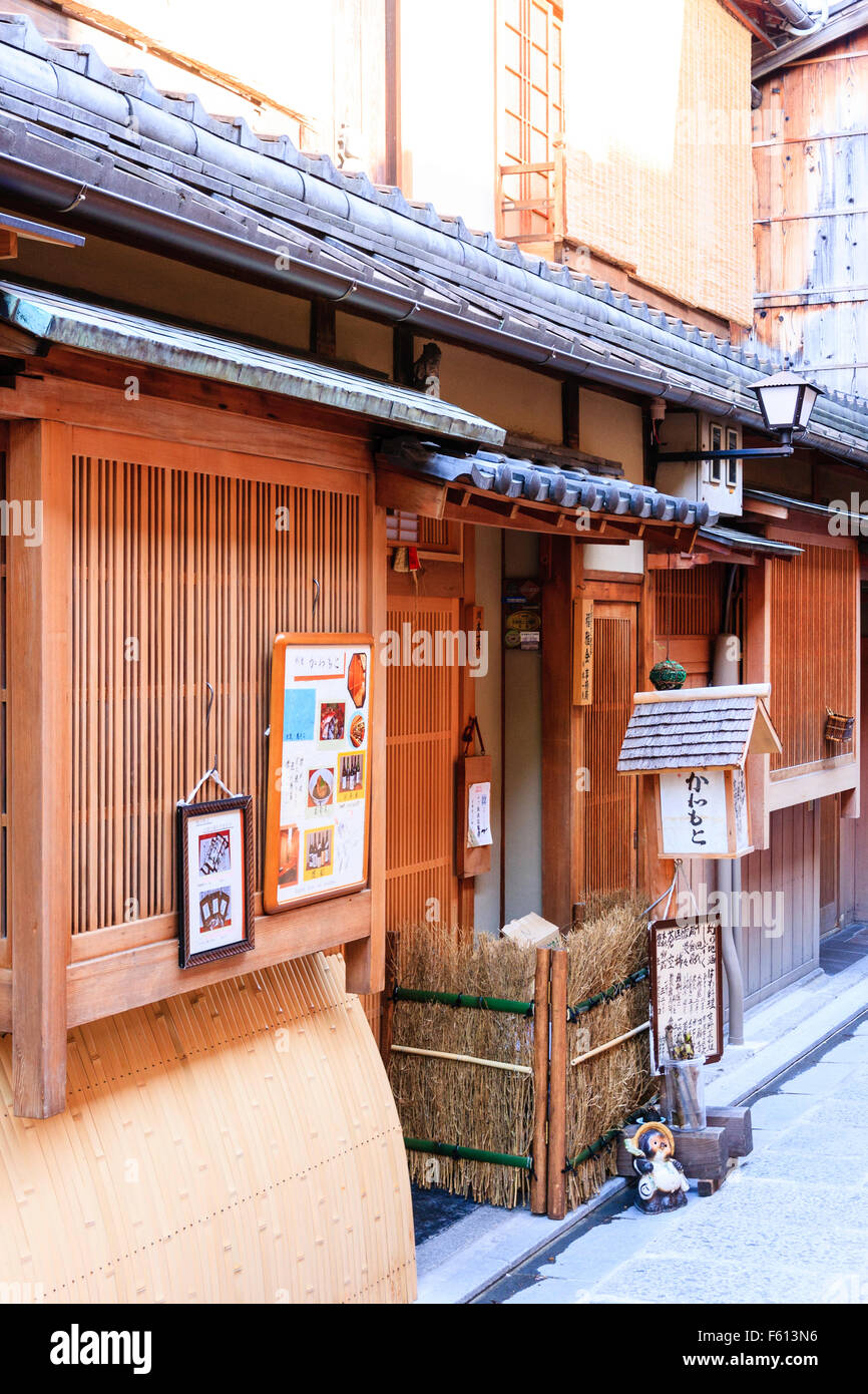 Japan, Kyoto, Gion. Eingang der traditionellen Bar, mit dem Inu yarai, Hund-Bildschirm unterhalb der mushiko Windows und koshi Gitterwerk. Seitenansicht, außen Stockfoto
