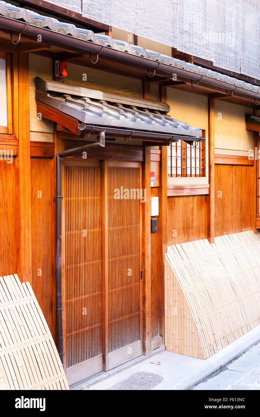 Japan, Kyoto, Gion. Eingang der traditionellen Bar, mit dem Inu yarai, Hund-Bildschirm unterhalb der mushiko Windows und koshi Gitterwerk. Seitenansicht, außen Stockfoto