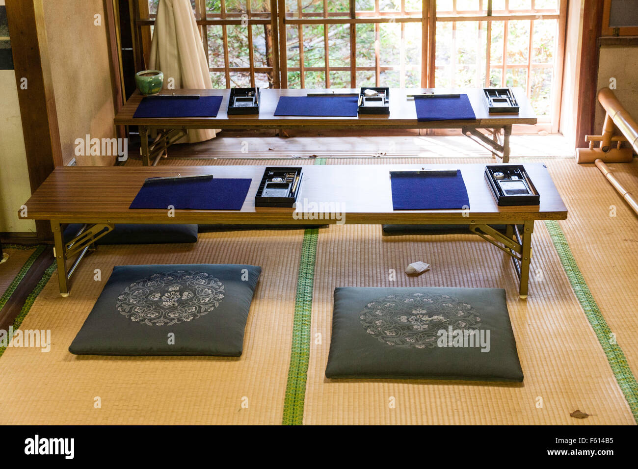 Japan, Kyoto. Chorakuji Tempel. Innenraum der Studie der Priester, Tatami Matten Zimmer mit einem niedrigen Tisch und Sitzkissen, mit Blick auf den Garten. Stockfoto