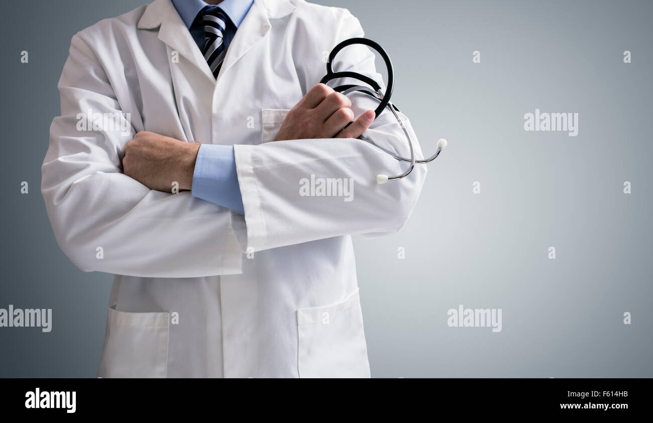 Arzt mit einem Stethoskop mit verschränkten Armen und kopieren Sie Raum Stockfoto
