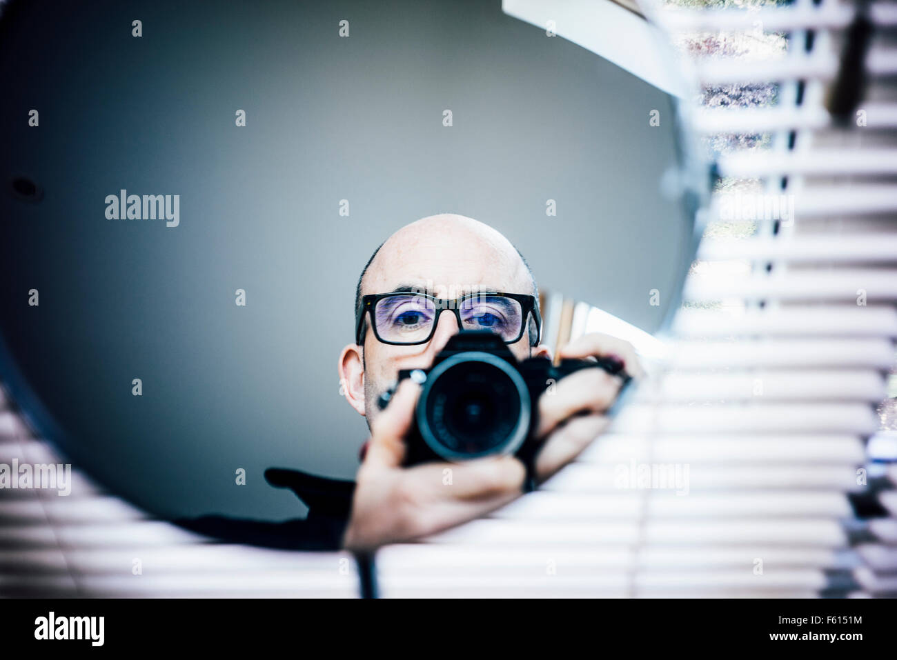 Ein Fotograf seine Kamera auf einem Spiegel zeigen Stockfoto