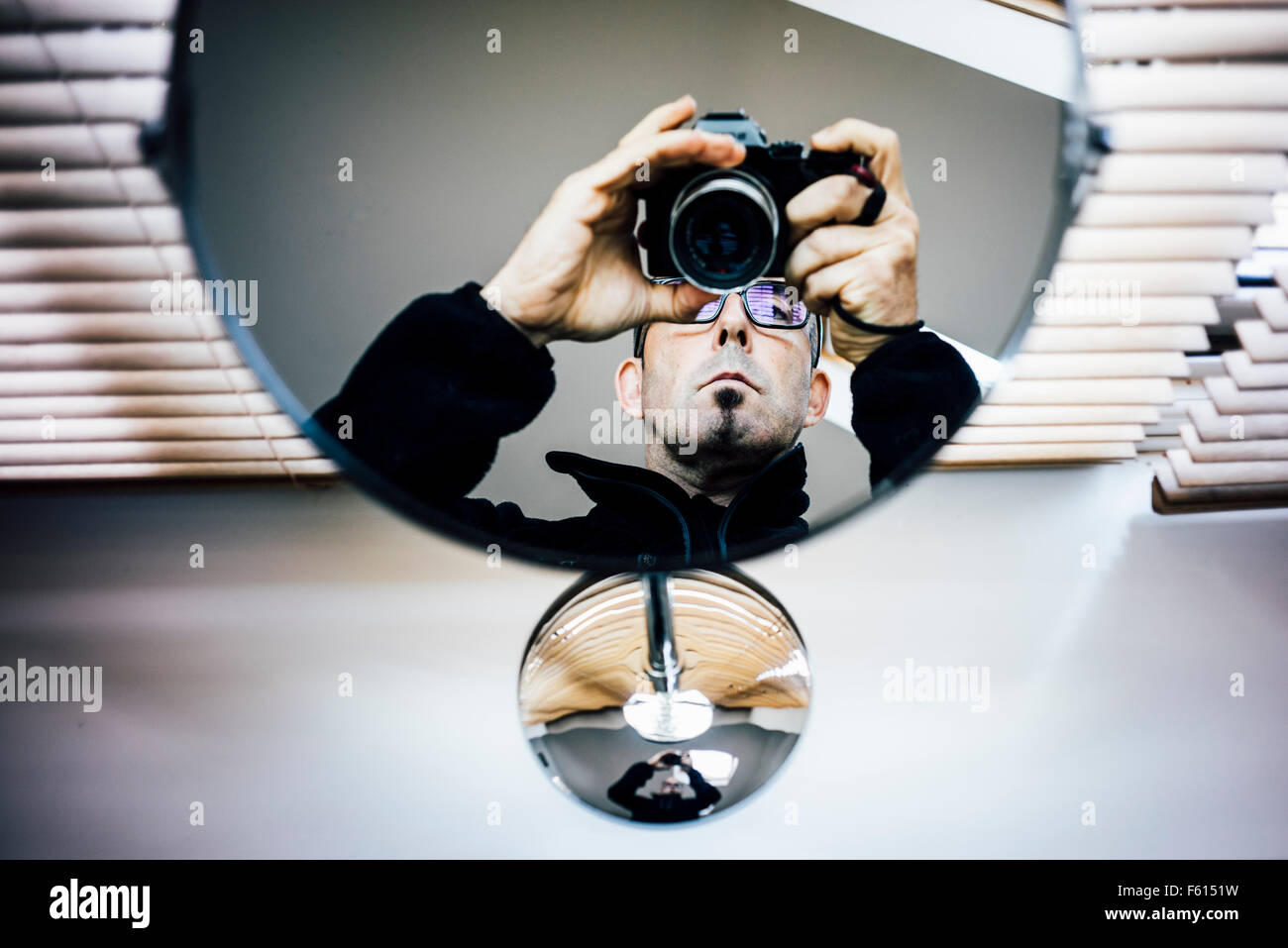 Ein Fotograf seine Kamera auf einem Spiegel zeigen Stockfoto