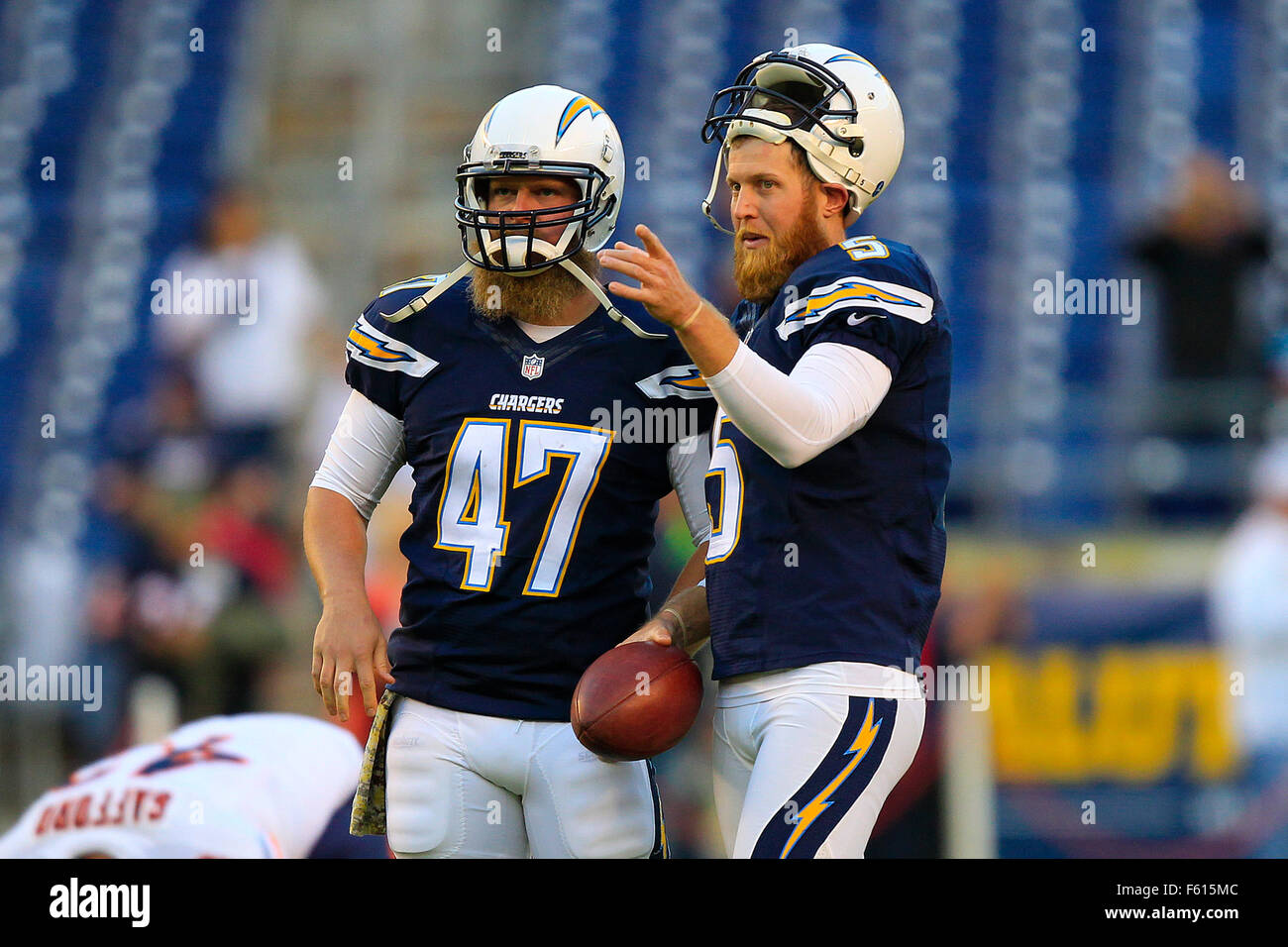 San Diego, CA, USA. 9. November 2015. SAN DIEGO, CA-9. NOVEMBER 2015:. | Ladegeräte vs. Bären. Ladegeräte Mike Windt und Mike Scifres lockern vor dem Start des Spiels gegen die Chicago Bears im Qualcomm Stadium in San Diego. © Nelvin C. Cepeda/U-T San Diego/ZUMA Draht/Alamy Live-Nachrichten Stockfoto