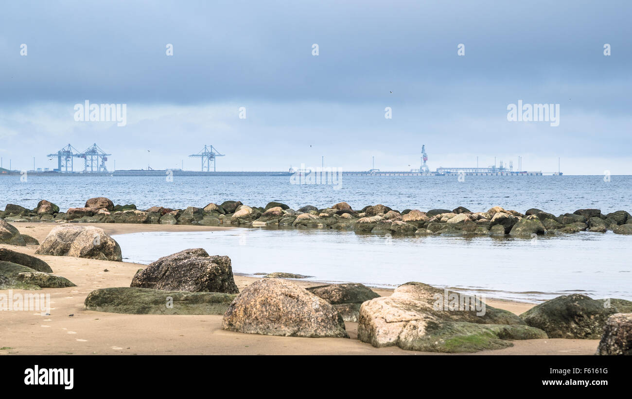 Felsiger Strand am Golf von Finnland. Hafen von Sillamae, Estland Stockfoto