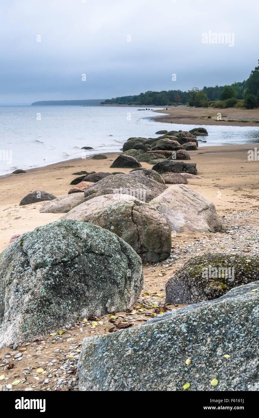 Felsiger Strand am Golf von Finnland. Sillamae, Estland Stockfoto