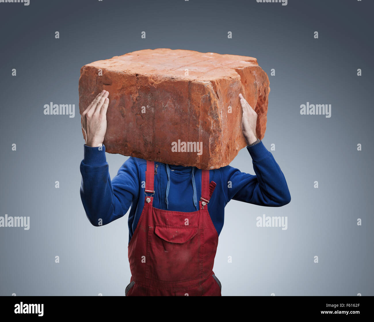 Mann mit ein großer Stein Insread des Kopfes Stockfoto