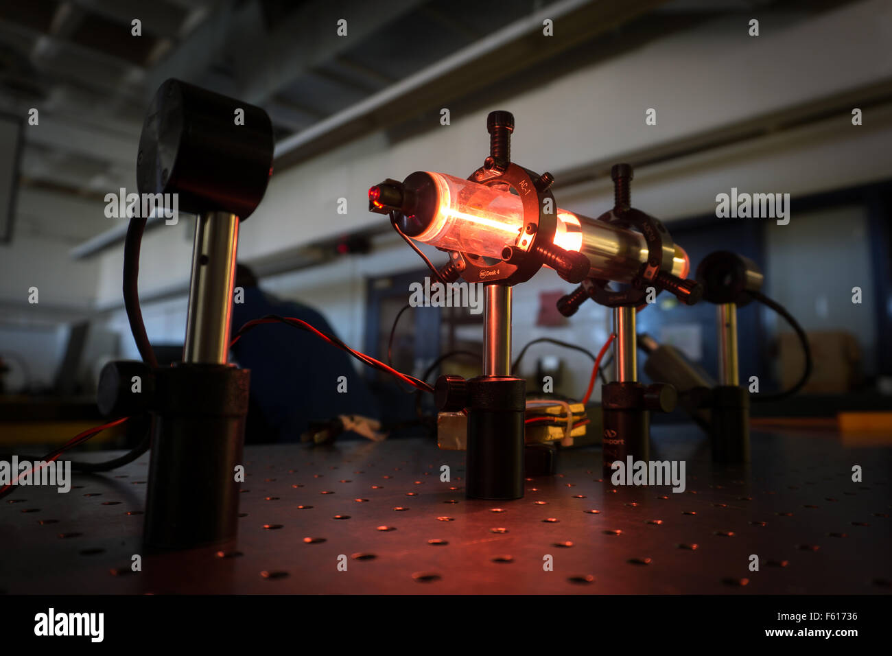 Ein HeNe Laser auf einer optischen Bank. Stockfoto