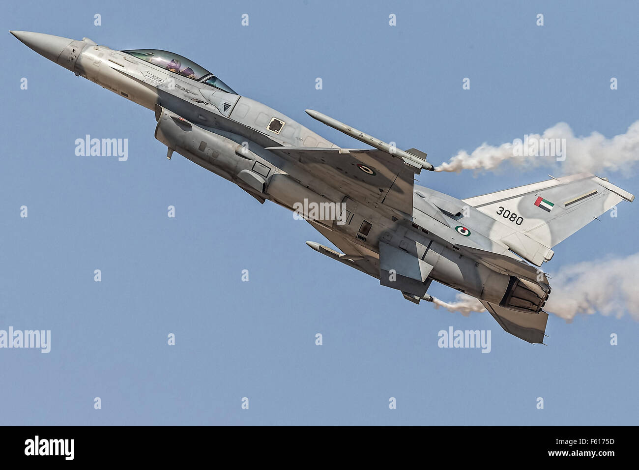 Graue Düsenjäger General Dynamics F-16 Fighting Falcon während Demoflug in Dubai AirShow. Stockfoto