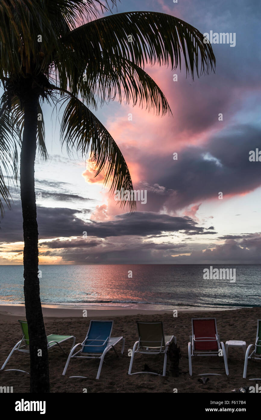 Ein schöner Sonnenuntergang zeigt den Strand und Strandkörbe in einem Resort in St. Croix, Amerikanische Jungferninseln. Stockfoto