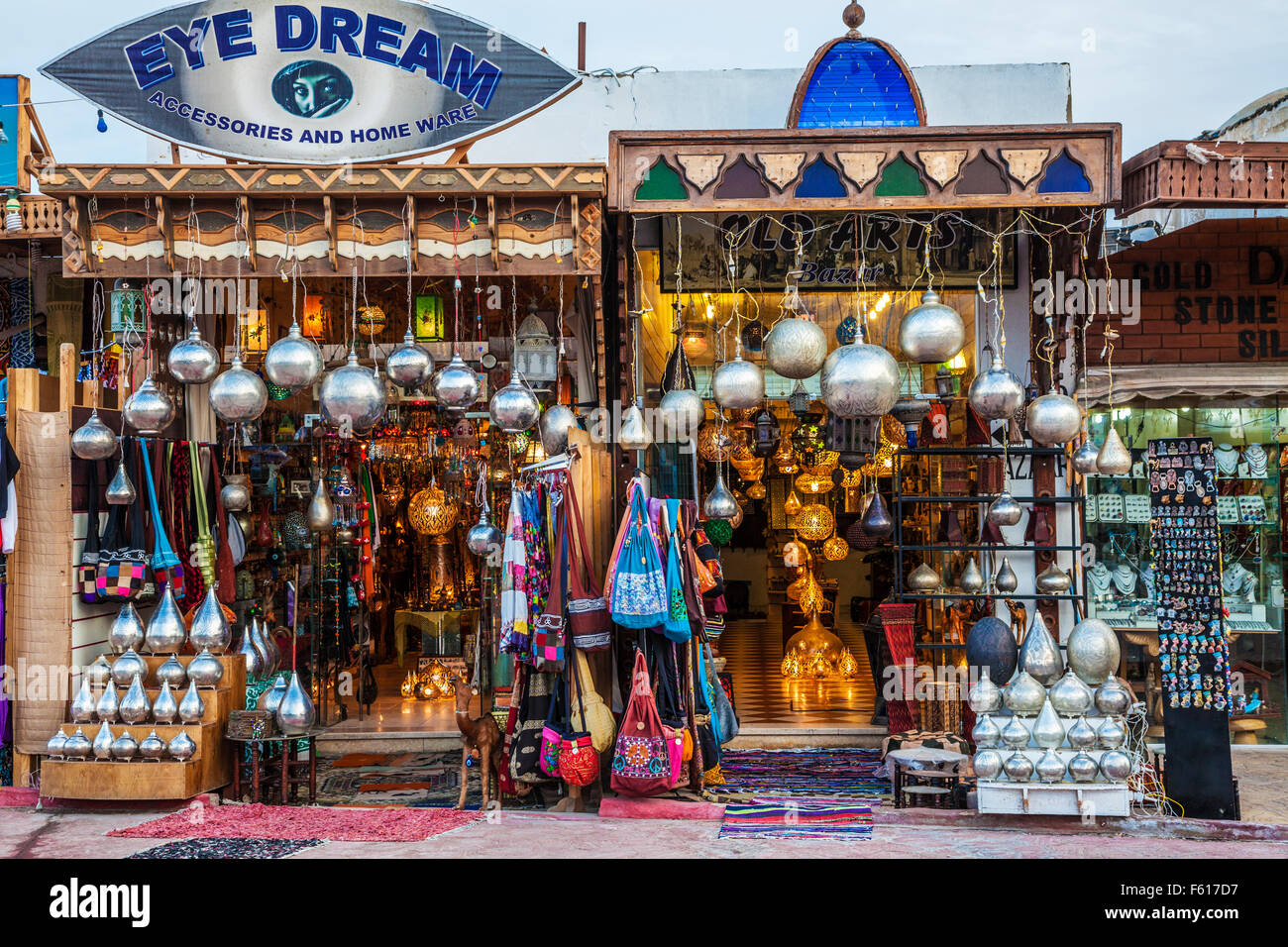 Traditionelle arabische Laternen, Lampen und touristische Souvenirs in Dahab, Ägypten. Stockfoto