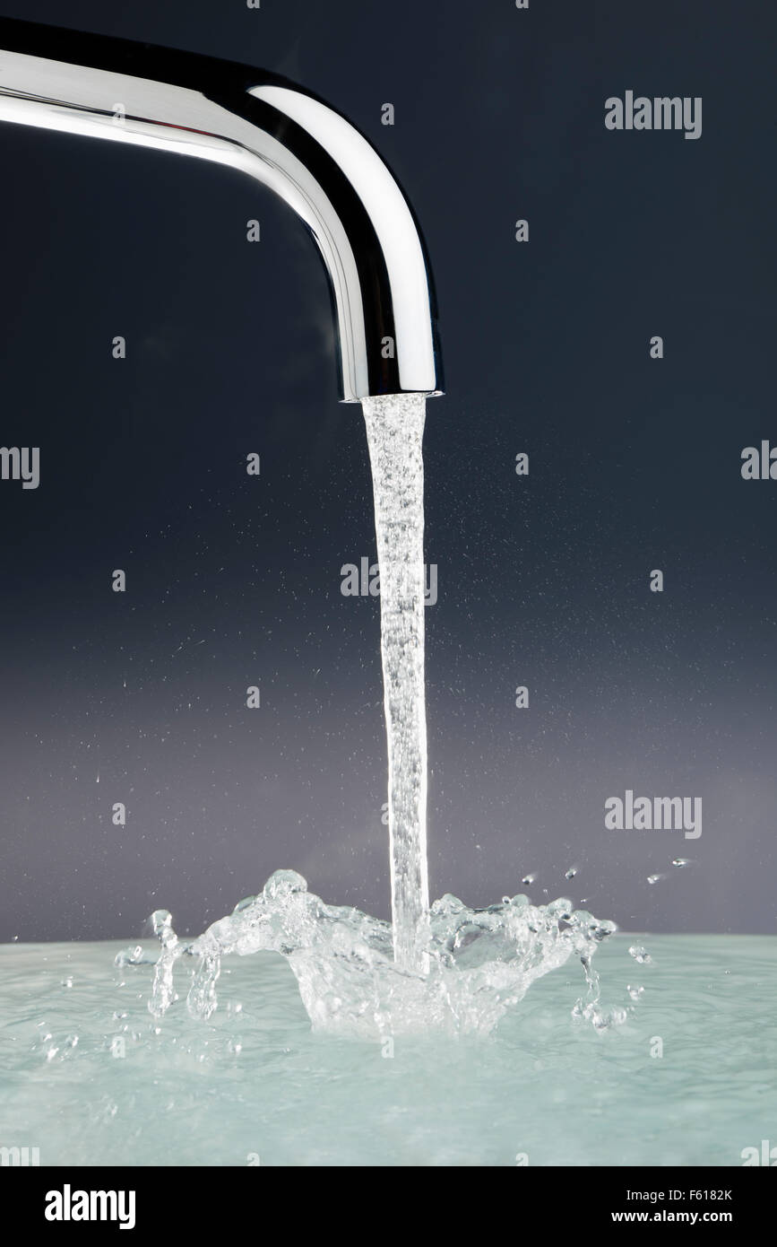 Tippen Sie mit fließendem Wasser Stockfoto