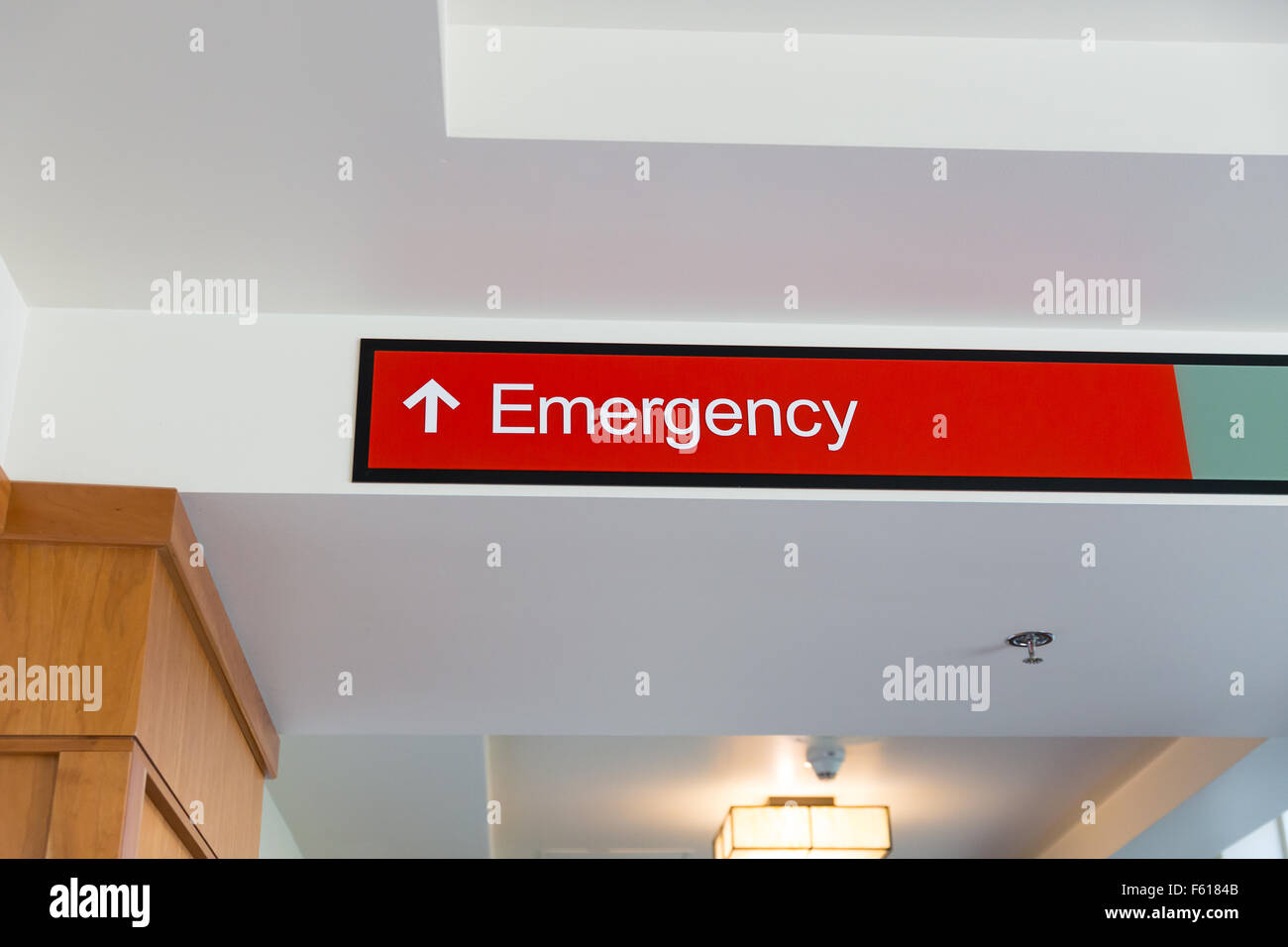 Zeichen für die Notaufnahme in ein Krankenhaus ist sehr offensichtlich mit roten und weißen, ein Pfeil zeigt den Weg. Stockfoto