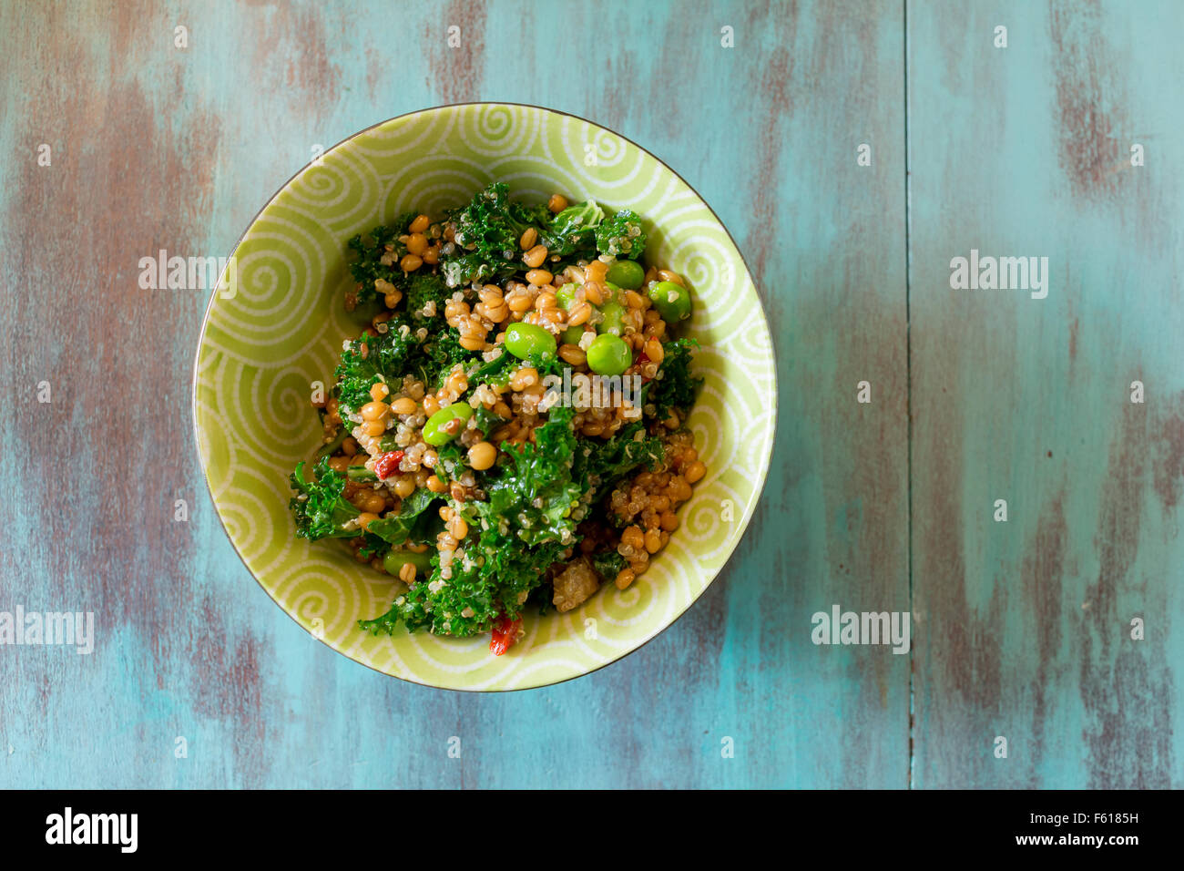 Superfood Salat mit rohem Kohl, Quinoa, Heidelbeeren und Gerste ist perfekt für die Paleo-Diät zur Gewichtsreduktion. Stockfoto