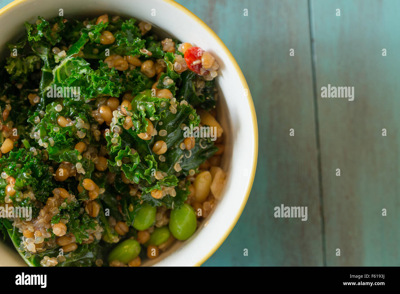 Superfood Salat mit rohem Kohl, Quinoa, Heidelbeeren und Gerste ist perfekt für die Paleo-Diät zur Gewichtsreduktion. Stockfoto