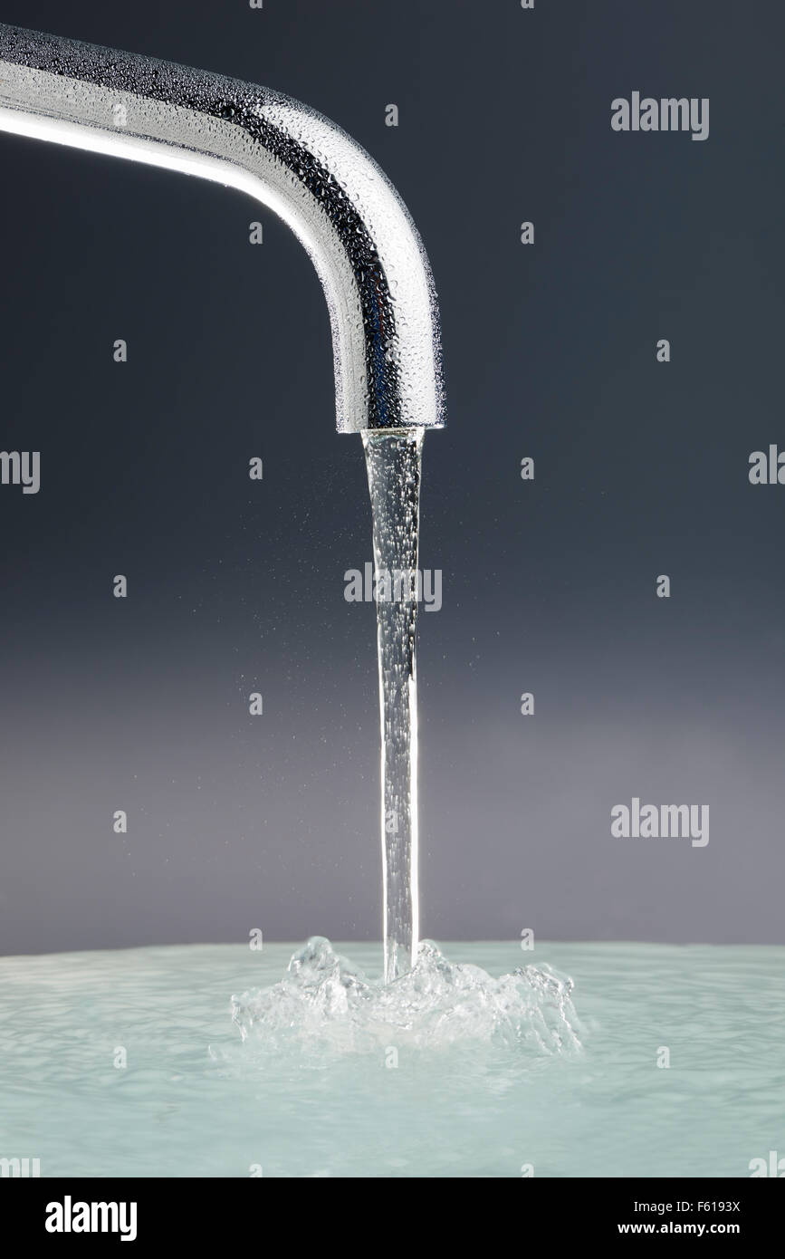 Tippen Sie mit fließendem Wasser Stockfoto