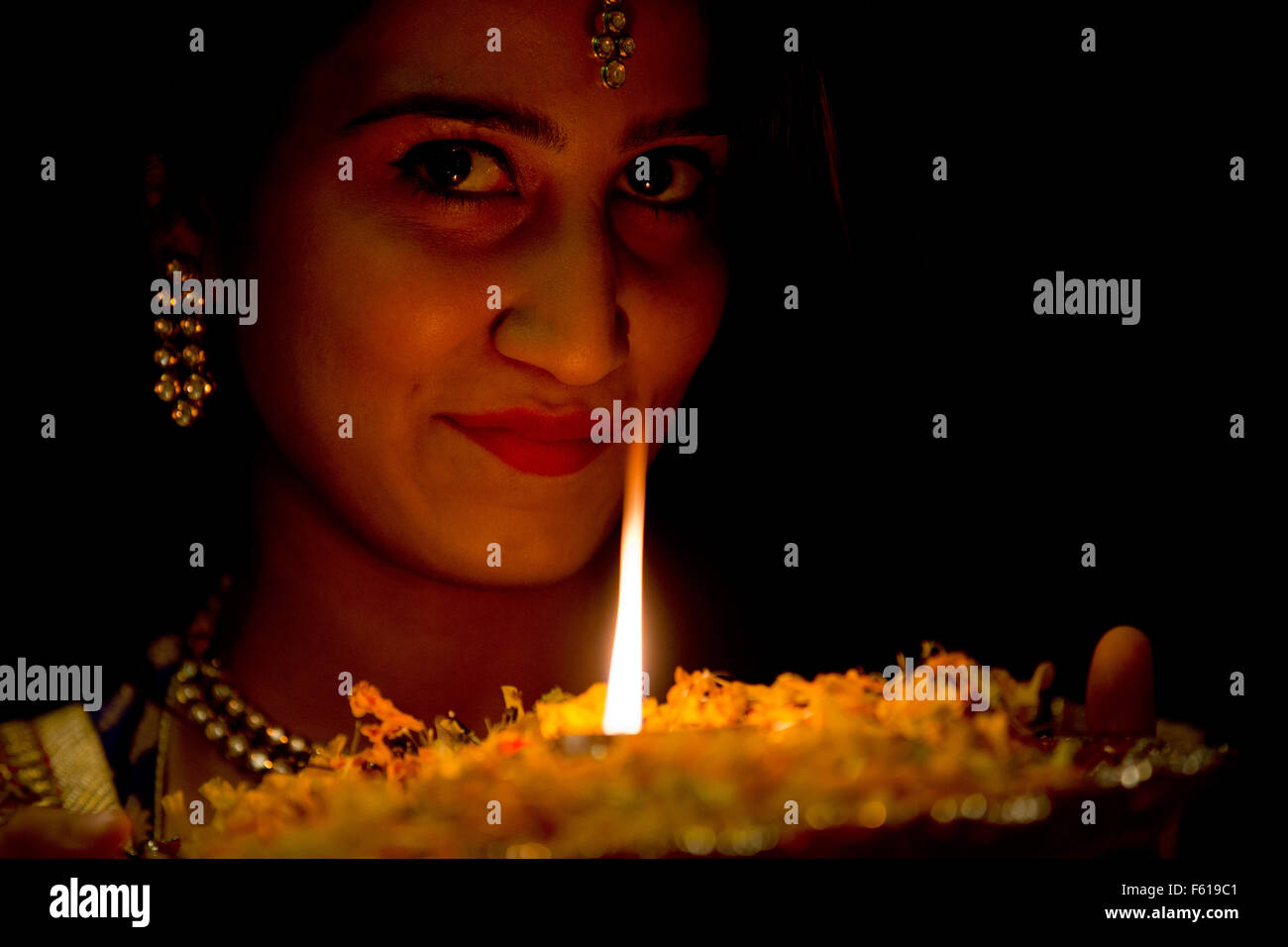 Traditionelle indische Frau Beleuchtung Diya während Diwali-fest in Indien Stockfoto