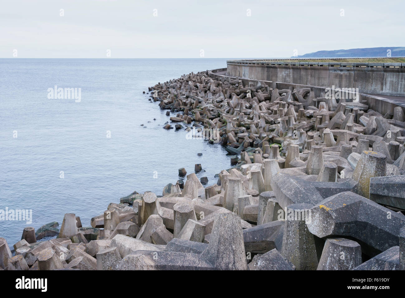 Betonwand Meer Küstenschutz im Torness Kernkraftwerk, Schottland. Stockfoto