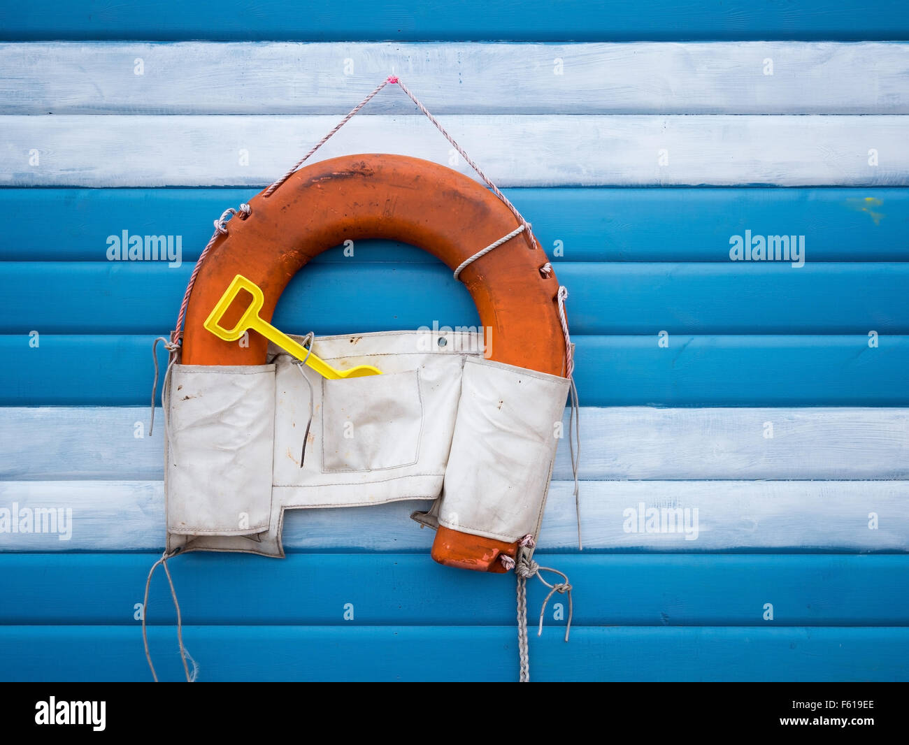 Einen Rettungsring hängen vor einer bunten Strandhütte. Stockfoto