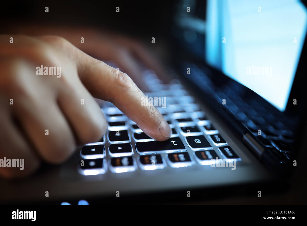Hände, die Eingabe auf Laptop-computer Stockfoto