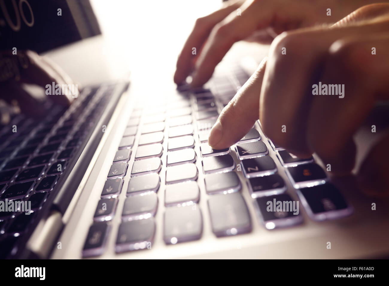 Geschäftsmann mit Laptop-computer Stockfoto