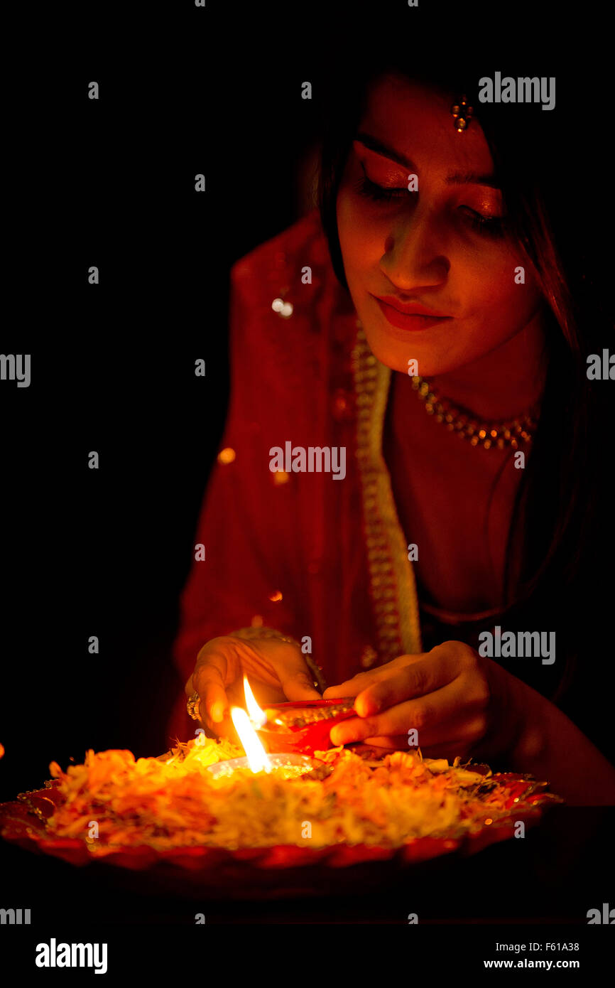 Traditionelle indische Frau Beleuchtung Diya während Diwali-fest in Indien Stockfoto