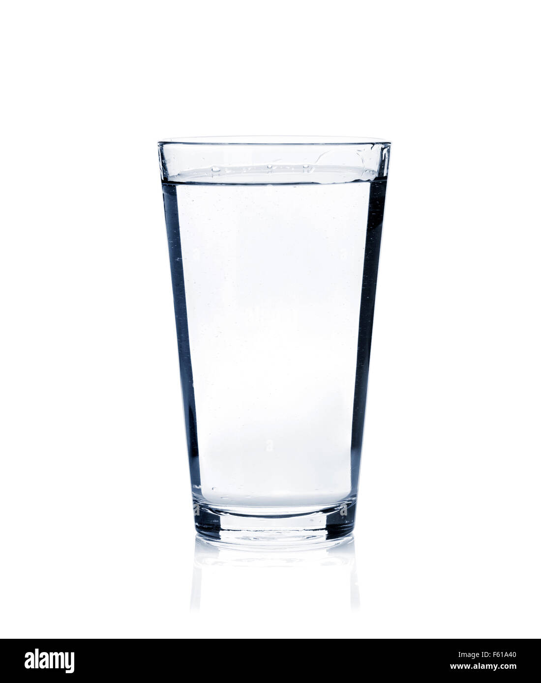 Glas stilles Wasser. Isoliert auf weißem Hintergrund Stockfoto