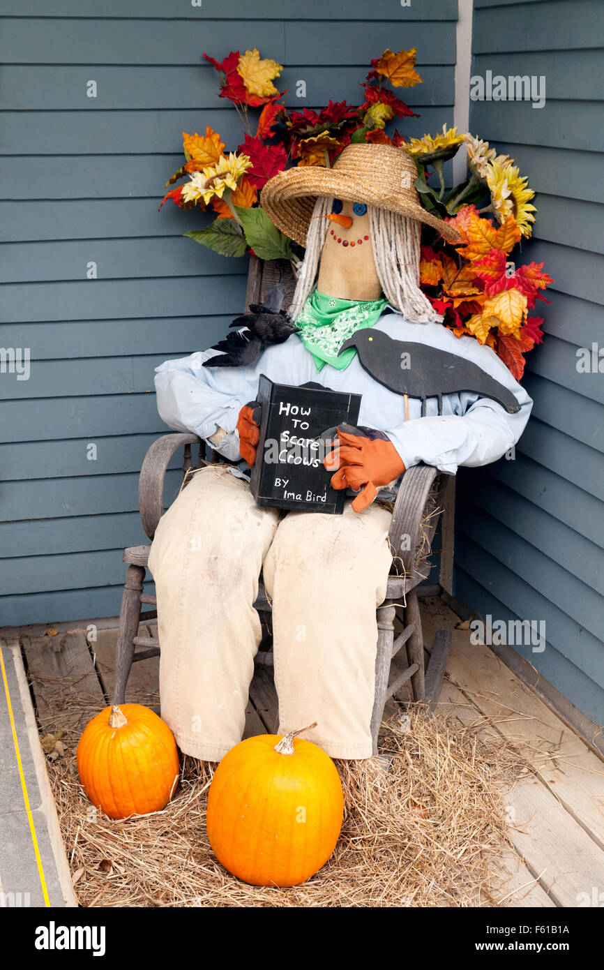 Halloween-Figur auf einer Haus-Veranda, Vermont, USA, Stockfoto