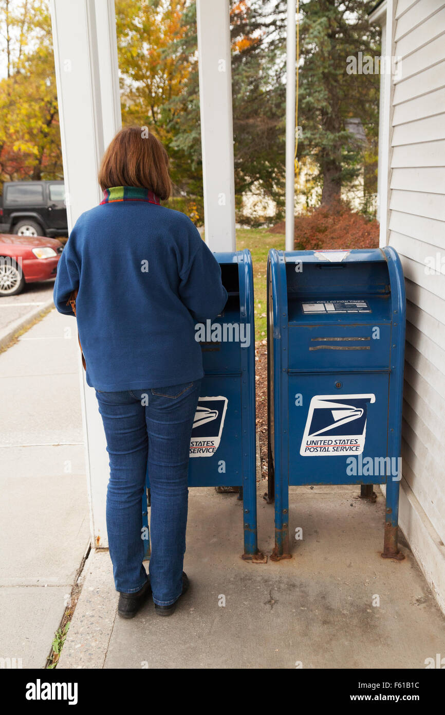 Eine Frau, die Entsendung eines Briefs in einem US-Postfach, Vermont USA Stockfoto