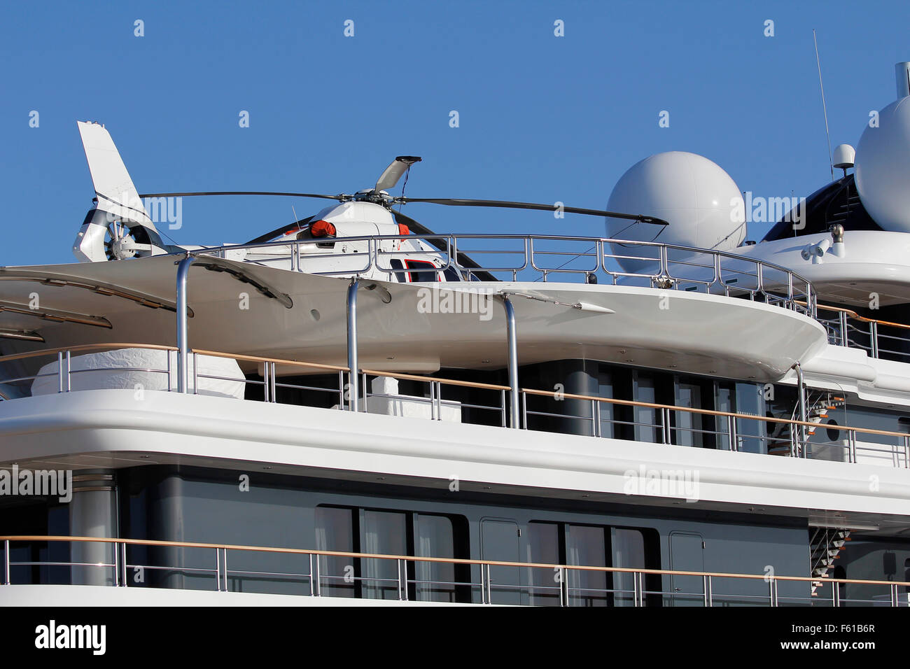 Hubschrauber in einer weißen Luxusyacht Stockfoto