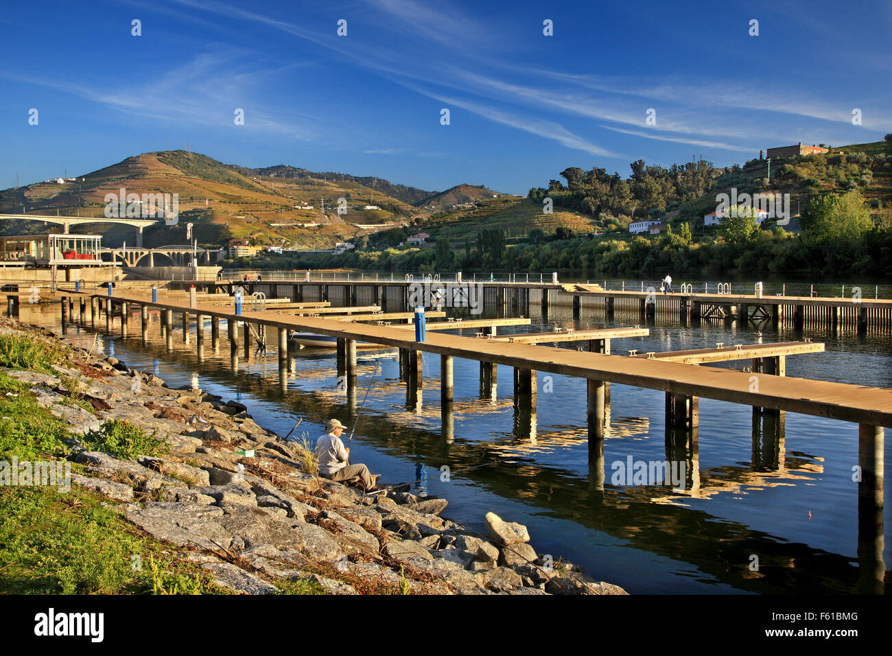 Der kleine Hafen am Fluss Douro in Peso da Regua Stadt Porto e Norte Portugal. Alto Douro Weinregion (UNESCO-Weltkulturerbe) Stockfoto