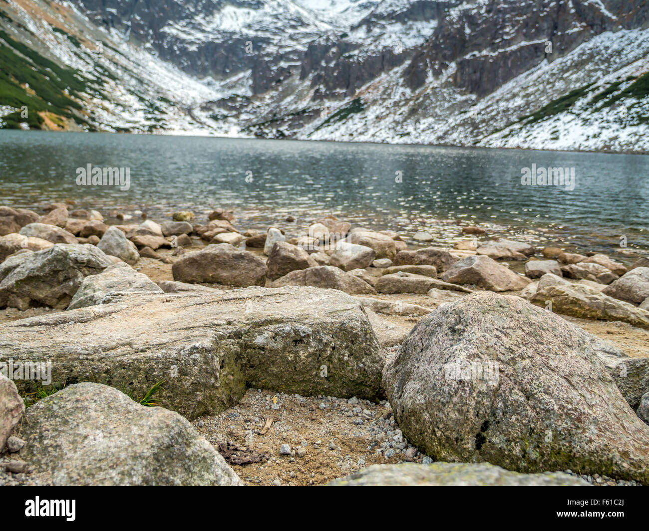 Die polnische schwarzen Teich 'Czarny Staw' in der hohen Tatra, Polen