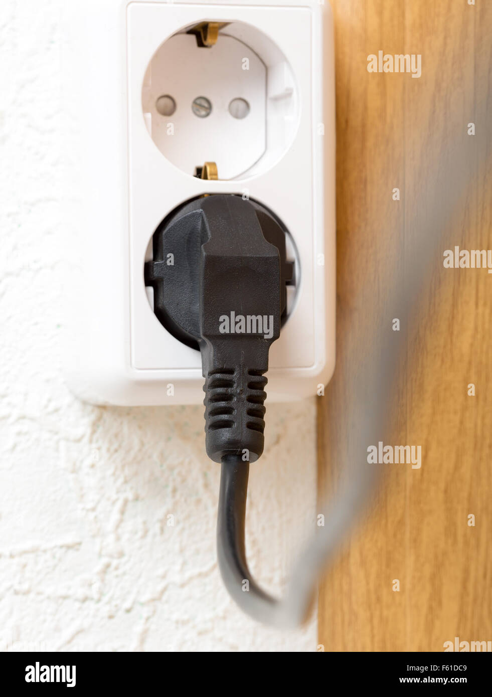 Nahaufnahme der Netzstecker in Steckdose Stockfoto