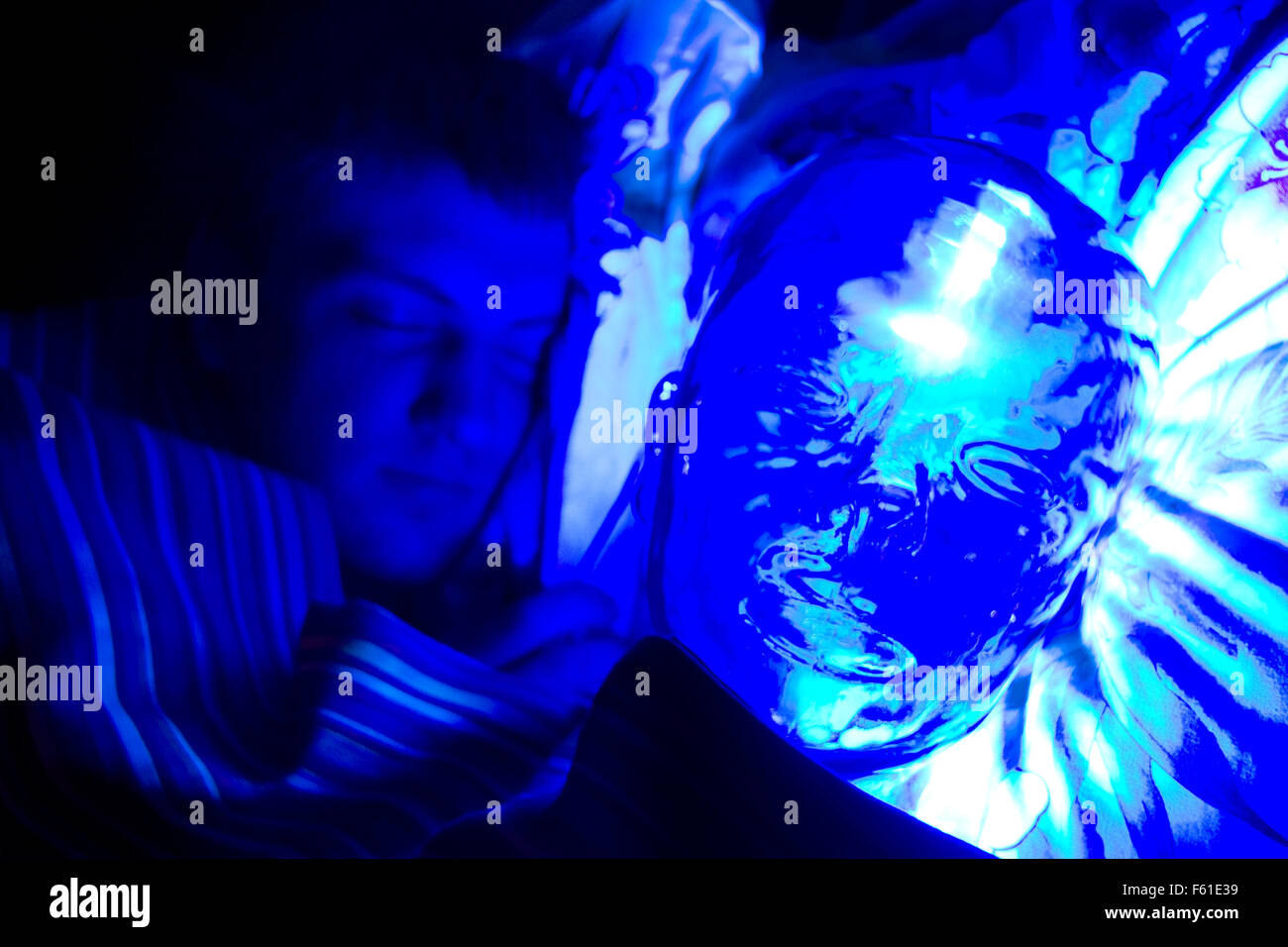 Gemischte Rassen Familie schlafen. Außerirdische unter uns Stockfoto