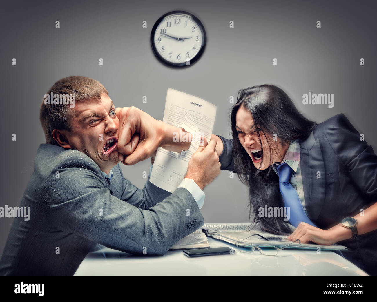 Verrückten Kampf von Geschäftsleuten im Büro Stockfoto